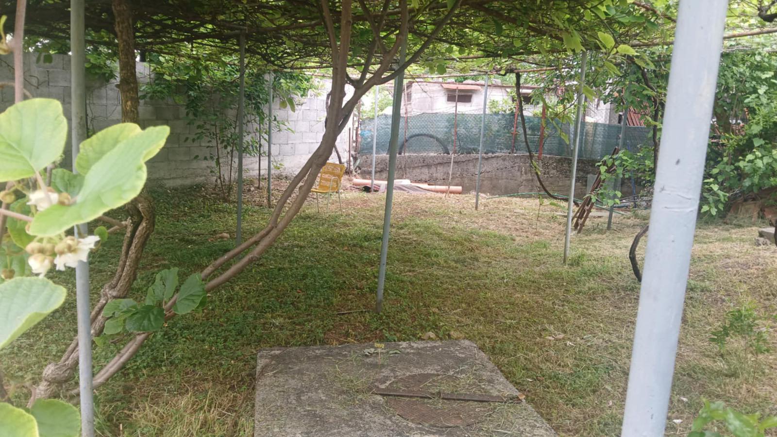 Izdaje se kuća sa dvorištem – Vojvode Mirka Petrovića 24, Konik, Podgorica